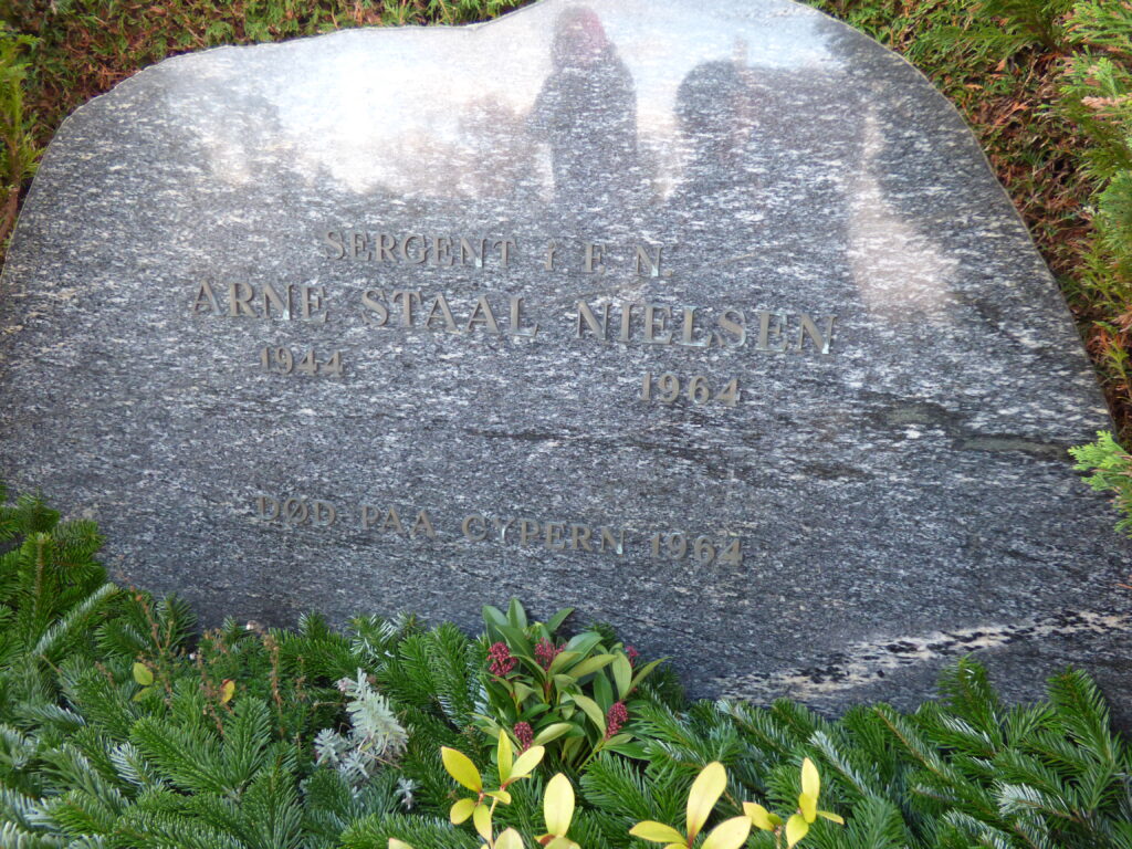 Arne Staal Nielsen, Fløng kirkegård